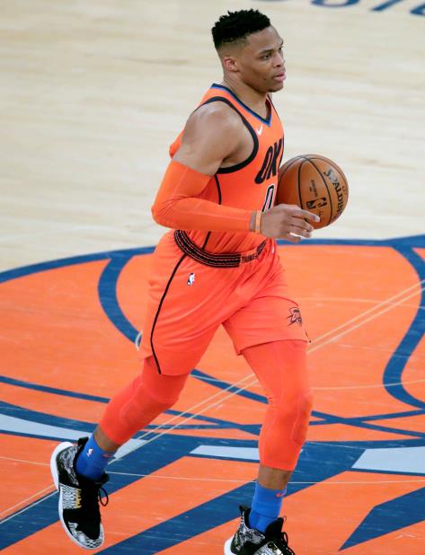 Russell Westbrook avanza con el balón en el partido entre Oklahoma City Thunder y New York Knicks en Madison Square Garden. en Nueva York. (EFE) (vertical-x1)