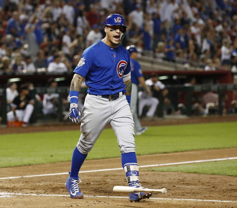 Javier Báez deja caer el bate para celebrar su jonrón de dos carreras. (AP) (semisquare-x3)
