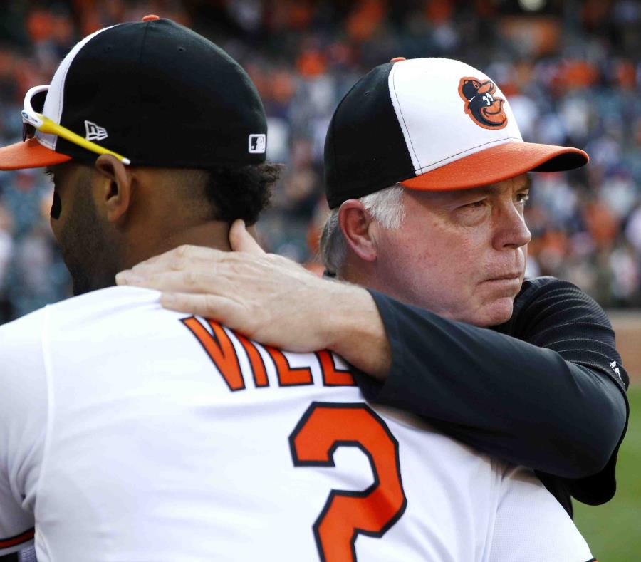 Buck Showalter (der.) abraza al campocorto Jonathan Villar al finalizar un partido contra los Astros de Houston. (AP / Patrick Semansky) (semisquare-x3)
