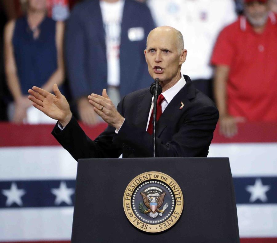 Rick Scott durante un