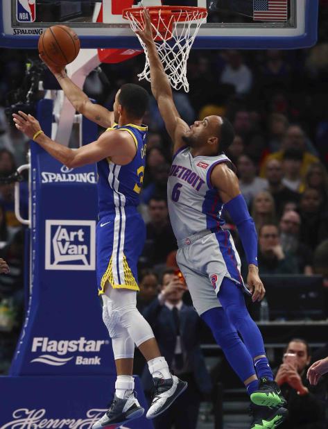 Stephen Curry, de los Warriors de Golden State, se eleva para anotar dos de sus 27 puntos en el retorno a cancha luego de perder 11 partidos por lesión. (vertical-x1)