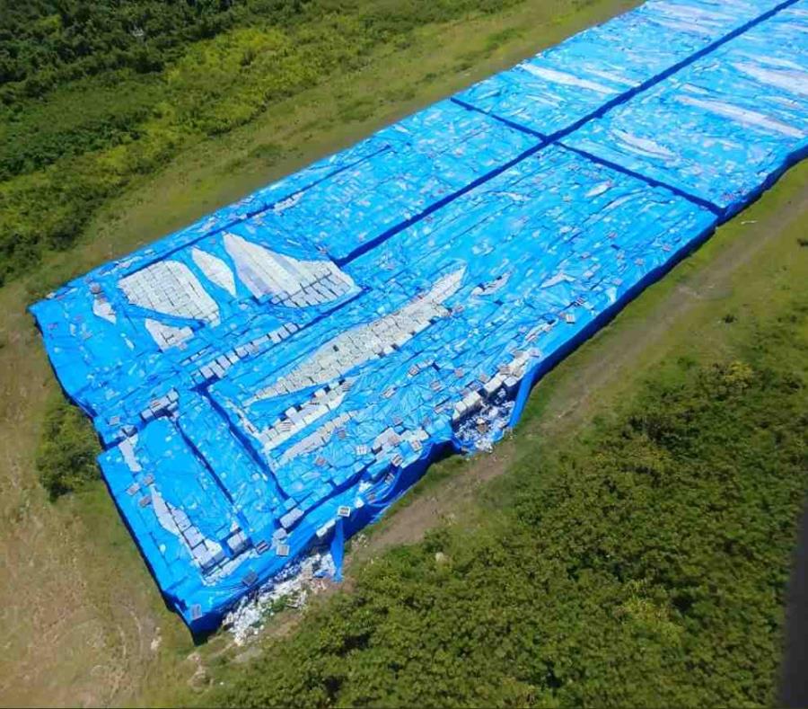 Las botellas de agua están ubicadas en una de las pistas de la antigua Base Naval Roosevelt Roads, en Ceiba. (Captura / Twitter) (semisquare-x3)