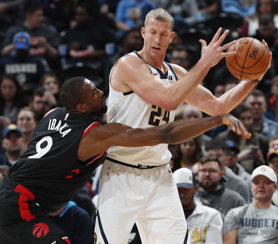 Serge Ibala, alero de los Raptors de Toronto, trata de robarle el balón a Mason Plumlee, de los Nuggets de Denver, en el encuentro del domingo 16 de diciembre de 2018 (AP) (semisquare-x3)