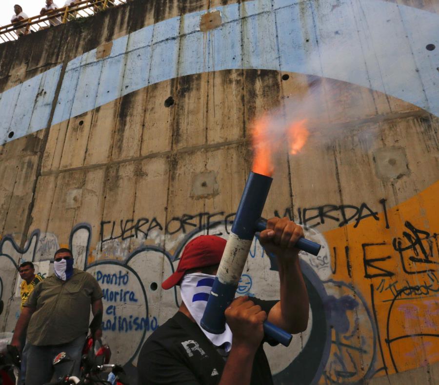 Un manifestante dispara un mortero casero mientras que otros se reúnen por los 100 días de protestas para exigir la renuncia del presidente Daniel Ortega. (AP / Alfredo Zúniga) (semisquare-x3)