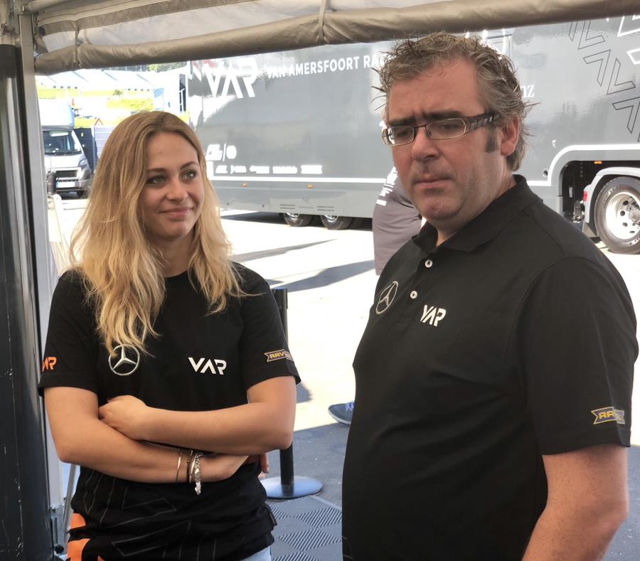Sophia Flörsch (izq.) es una de las pilotos de la escudería holandesa Van Amersfoort Racing. (Twitter.com / Sophia Flörsch) (semisquare-x3)