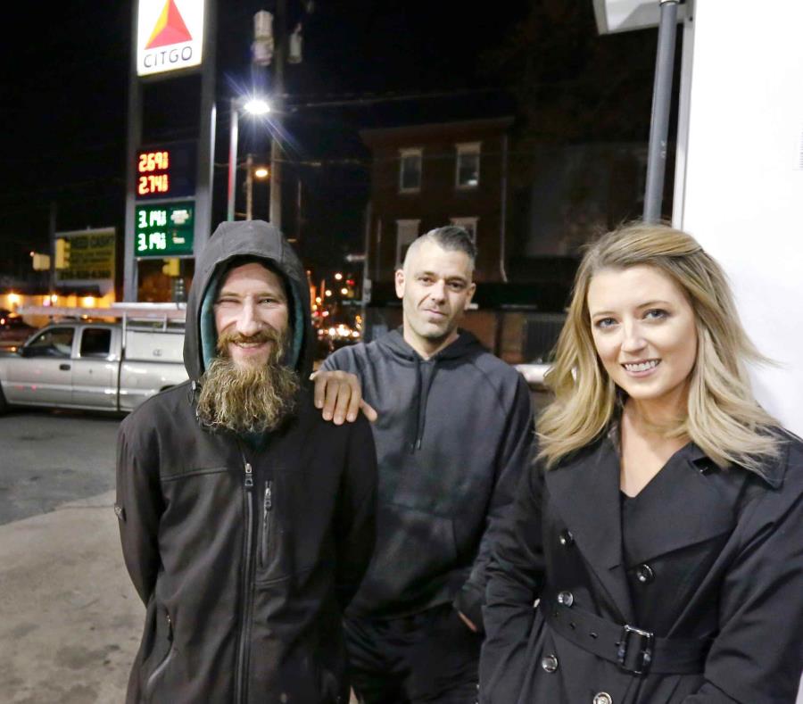 Johnny Bobbitt, Mark D'Amico y Katelyn McClure (de izq. a der.) posan para una foto luego de ser entrevistados por el periódico The Philadelphia Inquirer en el 2017. (Elizabeth Robertson /The Philadelphia Inquirer via AP) (semisquare-x3)