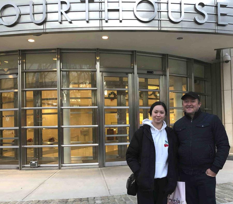 El australiano Wayne Burg y su hija Lydia en el tribunal en Brooklyn donde es enjuiciado Joaquín