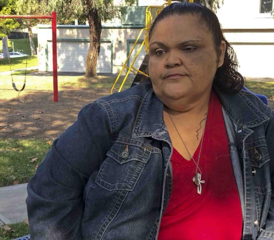 La exentrenadora deportiva de secundaria Evie Cluke habla durante una entrevista cerca de su casa en Montclair, California (semisquare-x3)