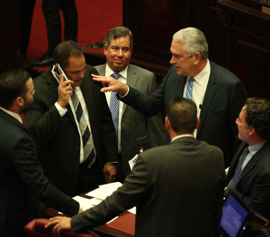 El presidente del Senado, Thomas Rivera Shatz, en el hemiciclo de la Cámara Alta (semisquare-x3)