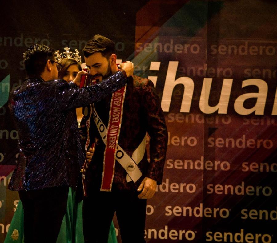 Rivera recibiendo su cinta de Mister Model Universe 2018. (Suministrada) (semisquare-x3)