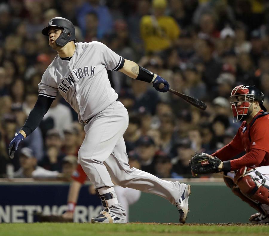 El receptor dominicano Gary Sánchez observa la bola luego de disparar un cuadrangular ante los Medias Rojas de Boston. (AP / Charles Krupa) (semisquare-x3)