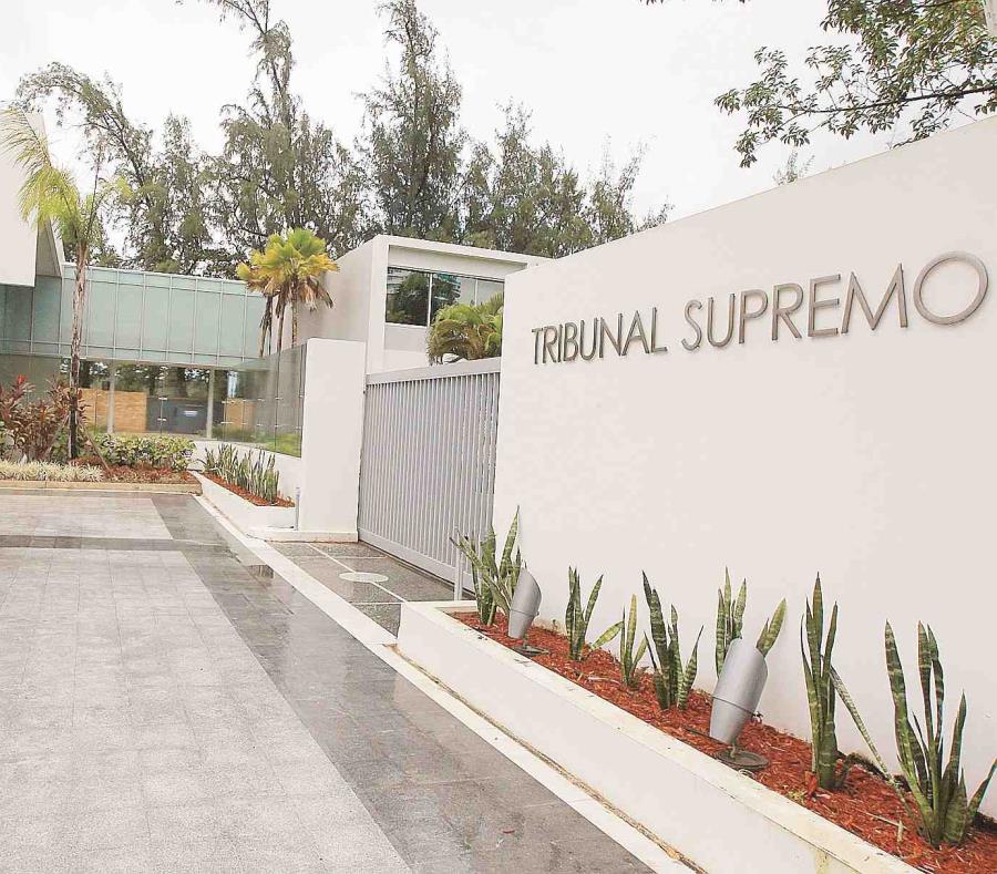 La fachada del Tribunal Supremo de Puerto Rico, en Puerta de Tierra (semisquare-x3)