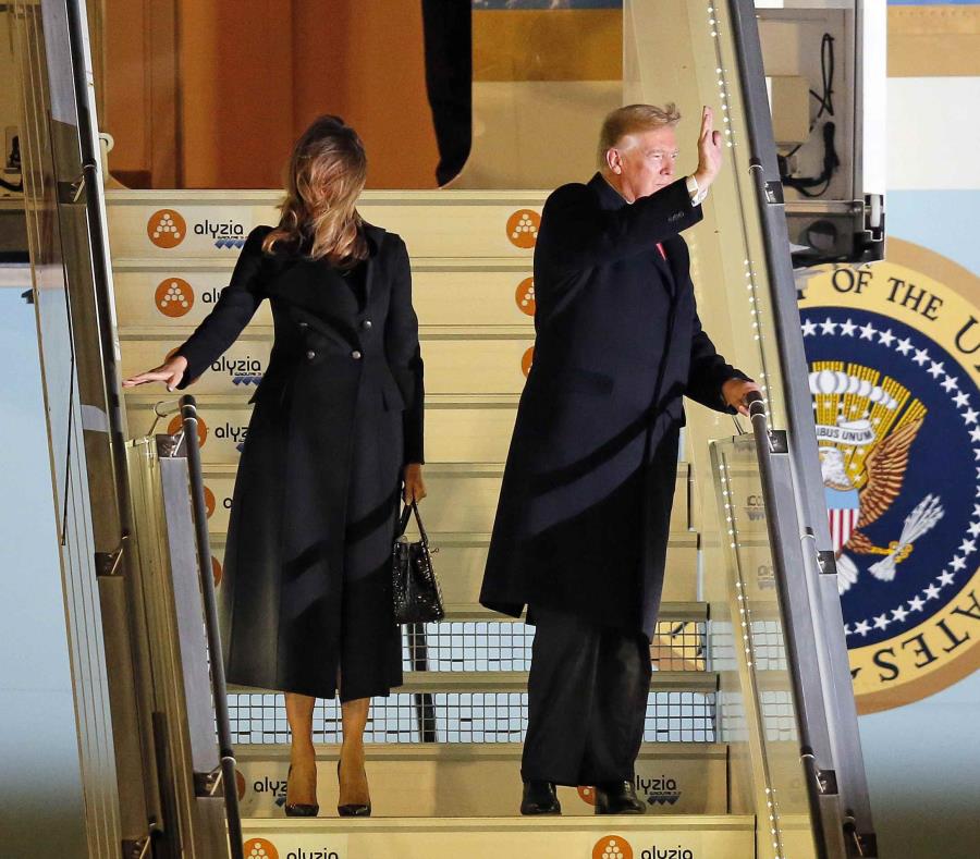 El presidente de Estados Unidos, Donald Trump, y la primera dama, Melania Trump, desembarcan del Air Force One a su llegada al aeropuerto de Orly, cerca de París, el 9 de noviembre de 2018. (semisquare-x3)