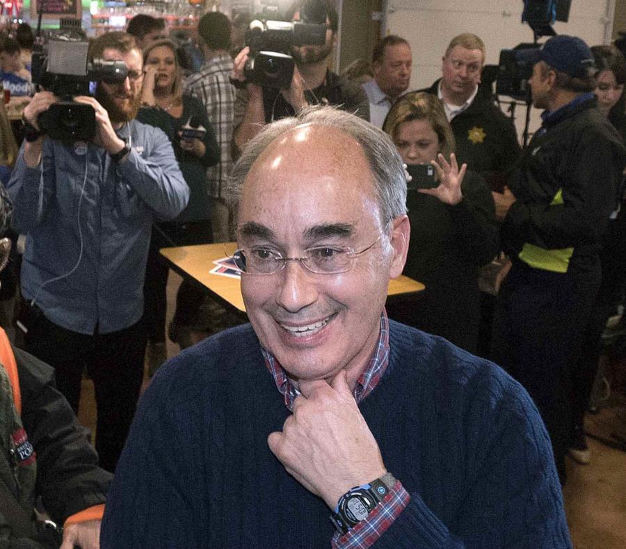 El legislador republicano por Maine Bruce Poliquin saluda a sus seguidores en Bangor, Maine. (semisquare-x3)