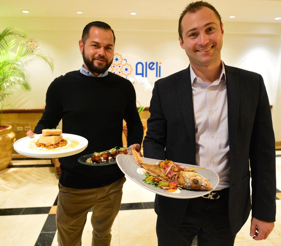 Carlos García (con gabán), director de Operaciones del hotel, junto a Isaac Maisonet, director de Comidas y Bebidas de la hospedería. (semisquare-x3)