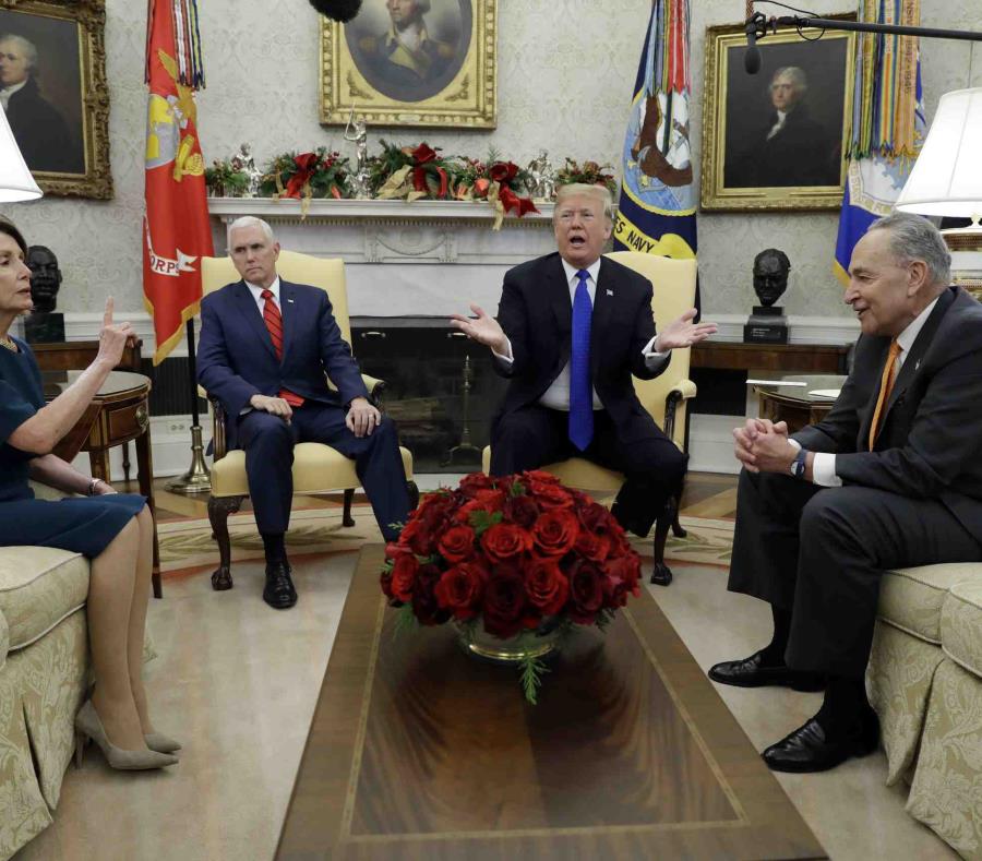 El presidente Donald Trump y el vicepresidente Mike Pence se reúnen con el líder de la minoría en el Senado. (semisquare-x3)