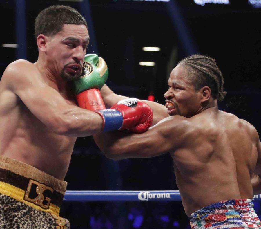 Shawn Porter castiga a Danny García con un gancho izquierdo durante la acción en el octavo asalto. (AP) (semisquare-x3)