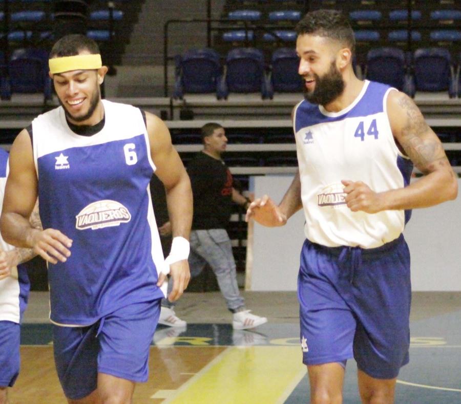 El armador Javier González (izquierda) está en el grupo de 13 canasteros y de sobrevivir al corte final estaría jugando por primera vez con la Selección en las ventanas de FIBA. (semisquare-x3)