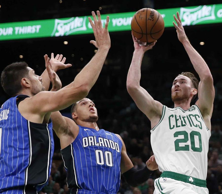 Gordon Hayward de los Celtics de Boston, intenta un tiro ante la defensa de Nikola Vucevic y Aaron Gordon. (AP) (semisquare-x3)