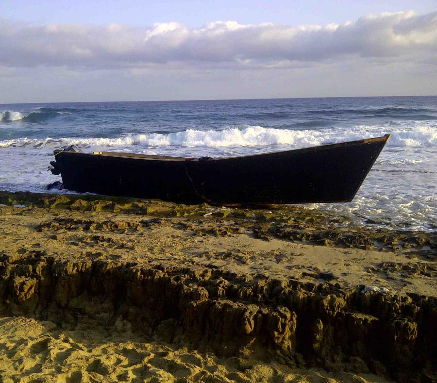 Una yola en una playa del oeste de la isla (semisquare-x3)