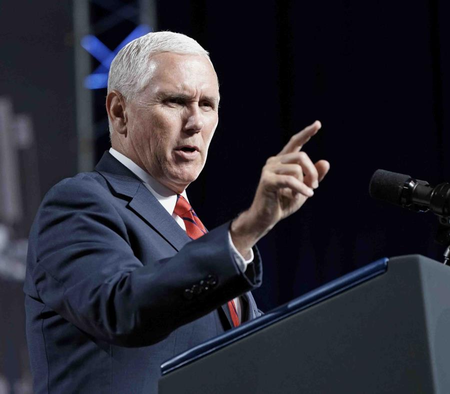 En esta fotografía de archivo del 23 de agosto de 2018, el vicepresidente Mike Pence habla durante una visita al Centro Espacial Johnson de la NASA en Houston. (AP) (semisquare-x3)