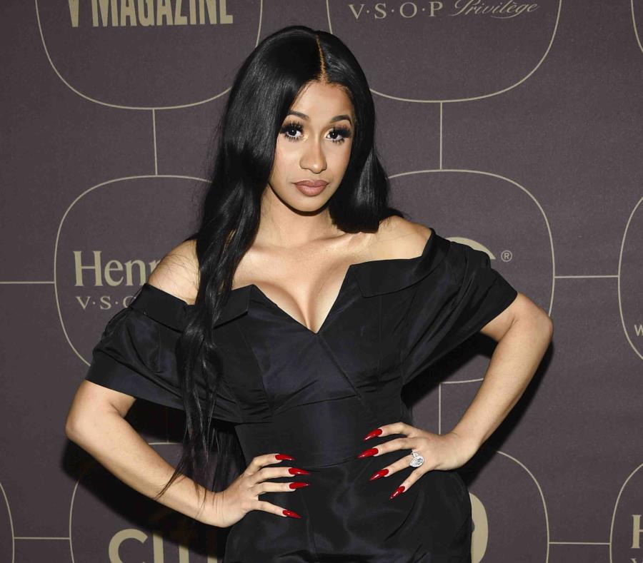 Cardi B mostró su enojo en un vídeo que transmitió en vivo en su cuenta de Instagram (semisquare-x3)