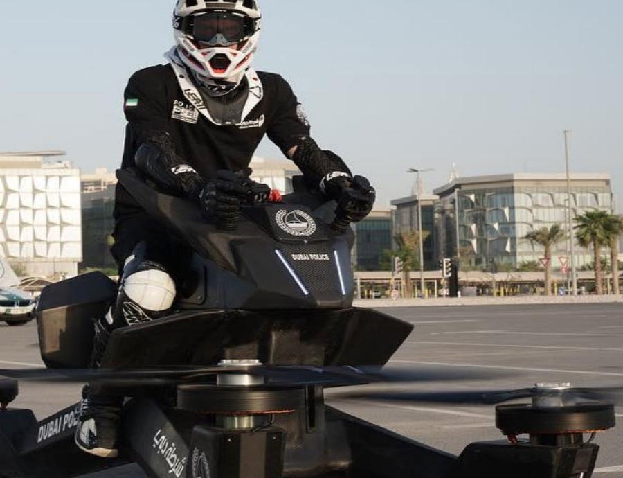 La Policía de Dubái se entrena para cuidar las calles sobre motoras voladoras (semisquare-x3)