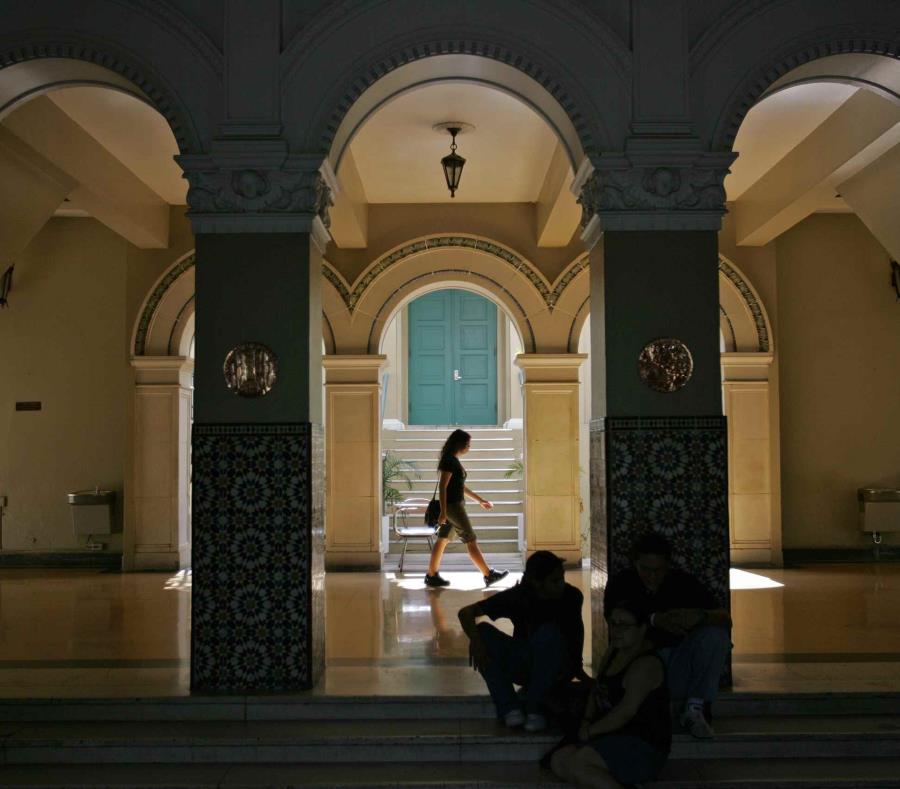 Entrada a la torre de la Universidad de Puerto Rico, recinto de Río Piedras. (GFR Media) (semisquare-x3)