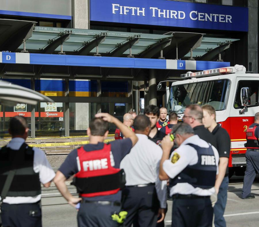 Personal de emergencia a la afueras del Fountain Square. (AP / John Minchillo) (semisquare-x3)