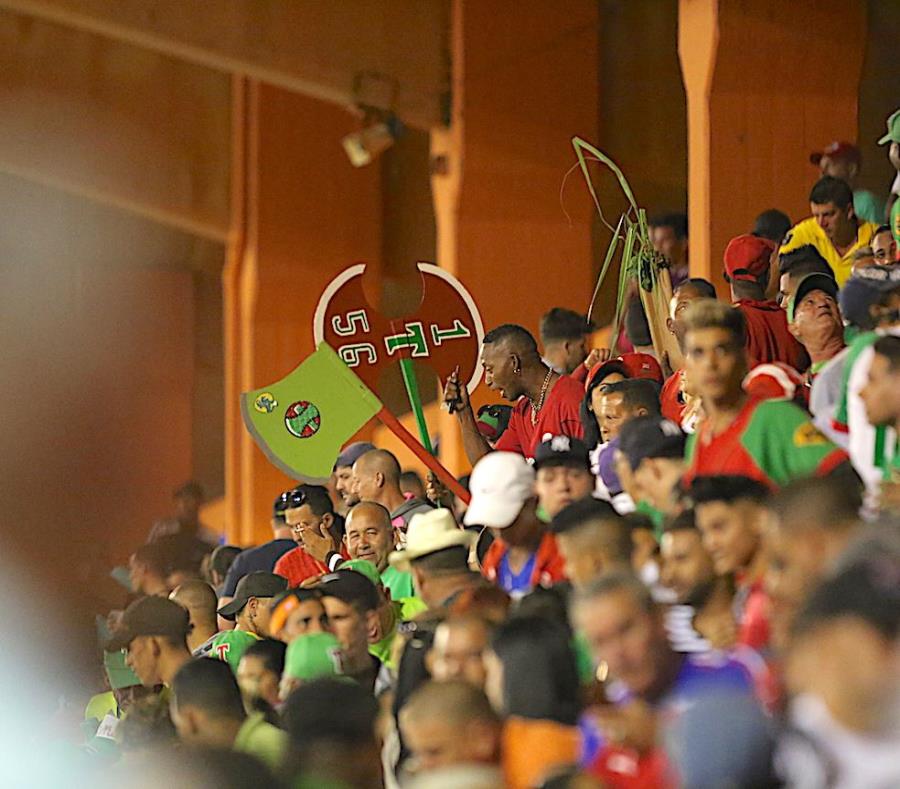 Fanáticos en el cuarto partido de la final de la Serie Nacional de béisbol de Cuba, entre los Azucareros de Villa Clara y los Leñadores de Las Tunas. El partido se jugó en el estadio Sandino de Santa Clara. (semisquare-x3)