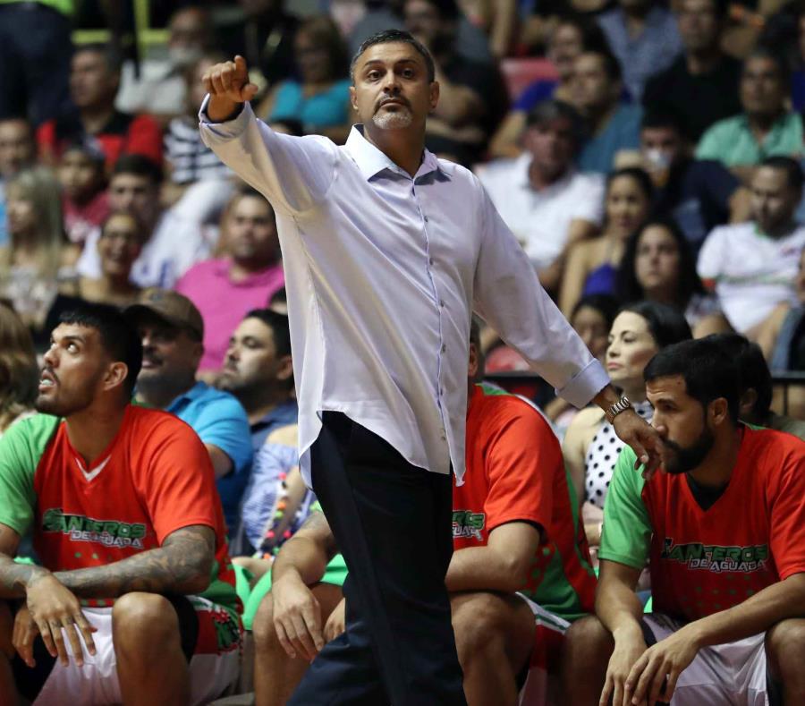 Bajo el mando de Eddie Casiano, los Santeros juegan para 13-17 y ocupan la sexta y última posición clasificatoria a la postemporada, cuando faltan unos seis partidos de la fase regular. (GFR Media) (semisquare-x3)