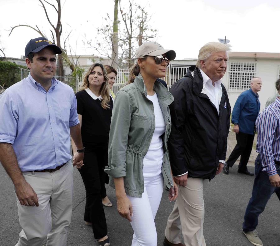 El presidente Donald Trump, junto a su esposa Melania, durante su visita a Puerto Rico (semisquare-x3)