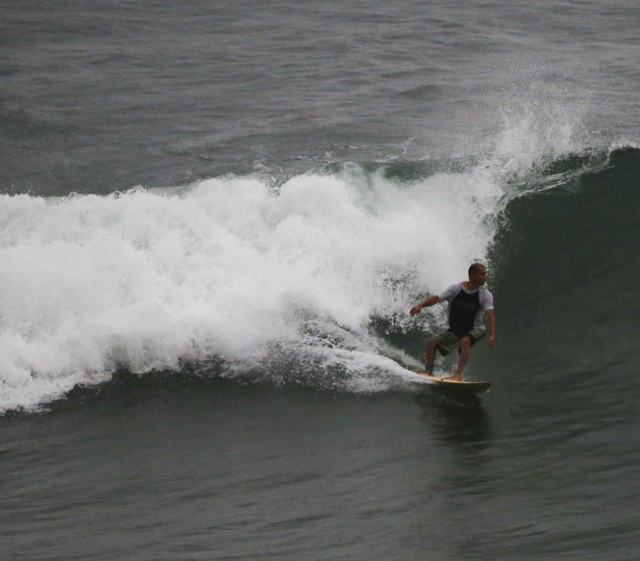 Un joven surfea en una playa de Mazatlán. (AP) (semisquare-x3)