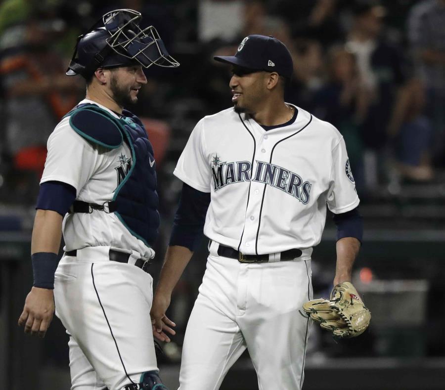 Edwin Díaz celebra la victoria junto a receptor MIke Zunino. (AP) (semisquare-x3)