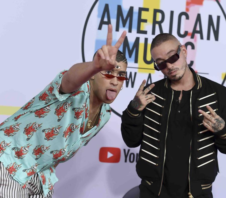 Bad Bunny junto a J Balvin a su llegada a los American Music Awards en Los Angeles. (AP / Jordan Strauss / Invision) (semisquare-x3)
