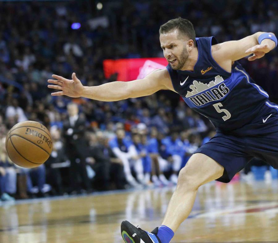Tras la lesión, Barea tuvo que ser cargado fuera del tabloncillo. (semisquare-x3)