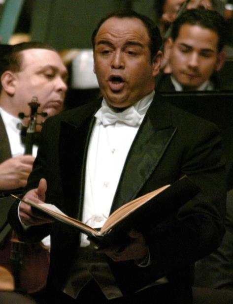 El tenor se destacó tanto en Europa como en América, donde ganó las Audiciones del Consejo Nacional, distrito de Puerto Rico, de la Metropolitan Opera de Nueva York. En Puerto Rico tuvo a su cargo múltiples roles, con los que siempre conquistó al público (vertical-x1)