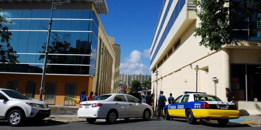 Agentes de la Policía y del Negociado de Ciencias Forenses investigan la escena de un asesinato. (Suministrada) (horizontal-x3)