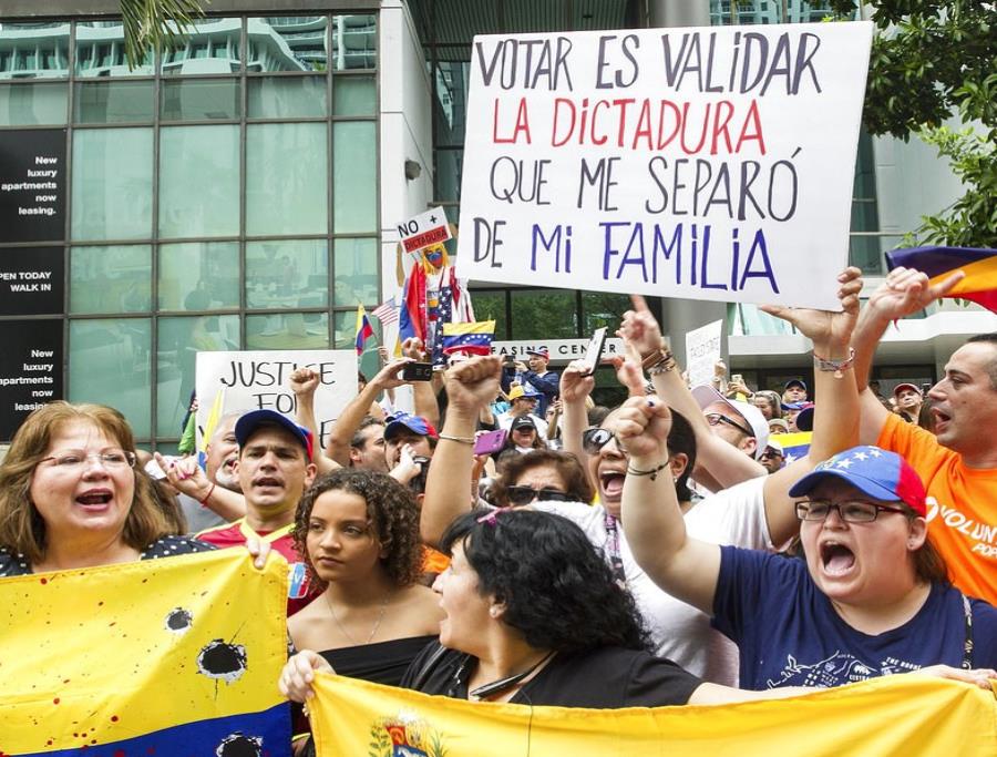 Venezolanos protestan contra las elecciones (semisquare-x3)