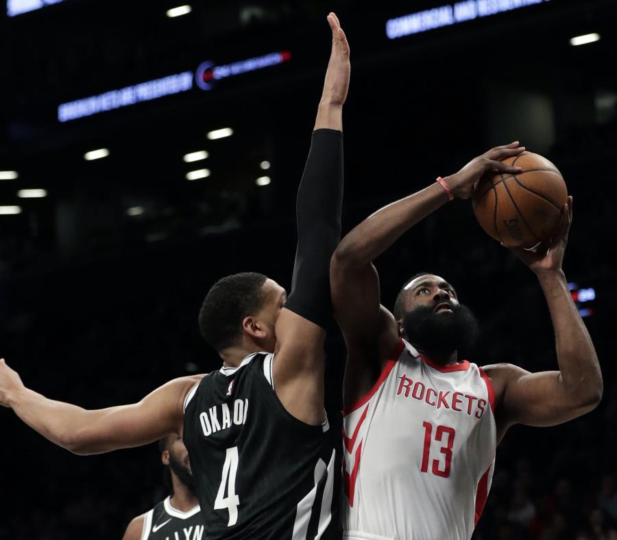 James Harden (con el balón) lidera la NBA al anotar 40 puntos o más ocho veces en partidos seguidos en lo que va de la temporada. (EFE / Jason Szenes) (semisquare-x3)