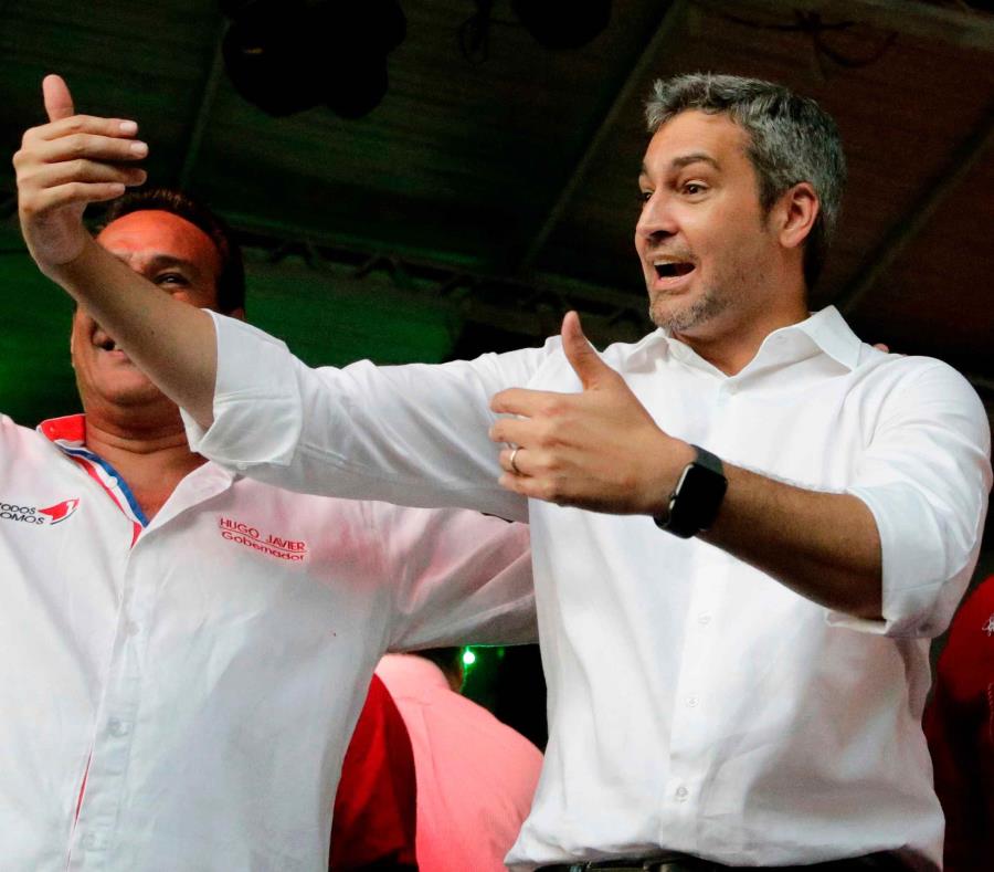Mario Abdo Benítez, candidato presidencial del Partido Colorado, participa en un mitin de campaña en Luque, Paraguay. (AP / Jorge Sáenz) (semisquare-x3)