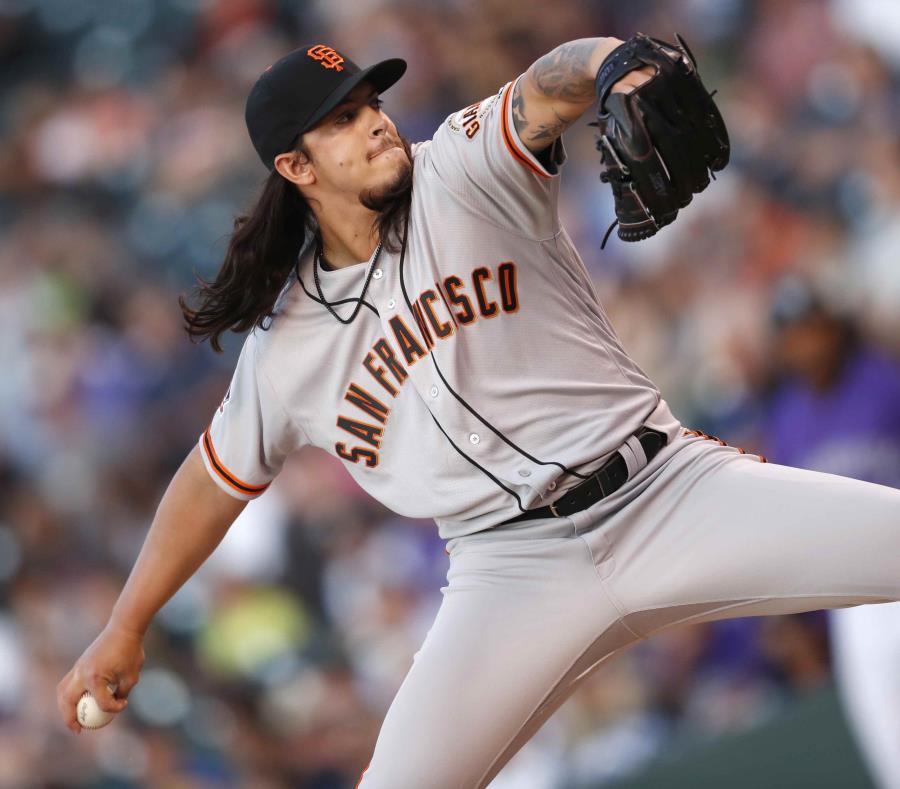 Dereck Rodríguez durante su debut con los Gigantes. (AP) (semisquare-x3)