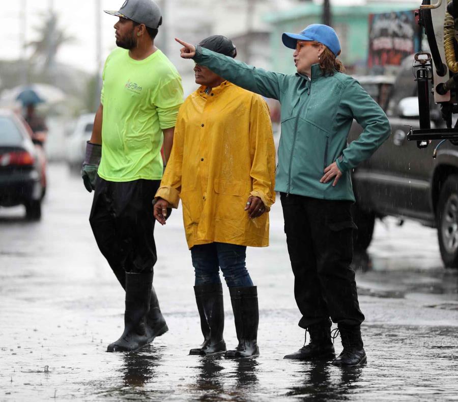 La alcaldesa Carmen Yulín Cruz estuvo presente durante los trabajos para eliminar el agua que inundó un tramo de la avenida Rexach. (semisquare-x3)