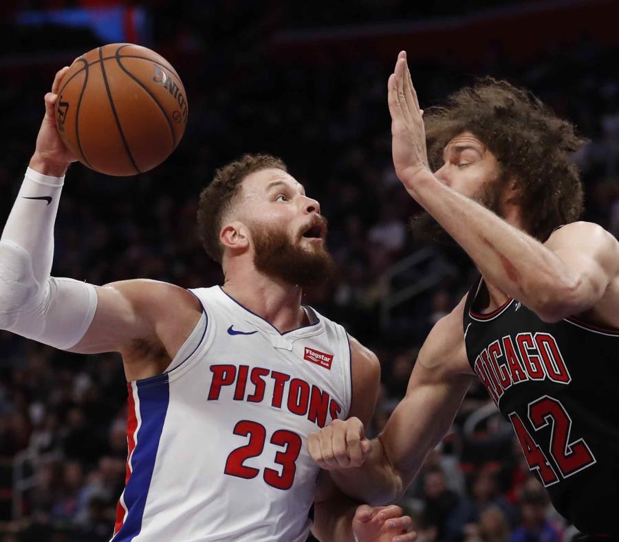 Griffin intenta avanzar al canasto ante la marca de López. (AP) (semisquare-x3)