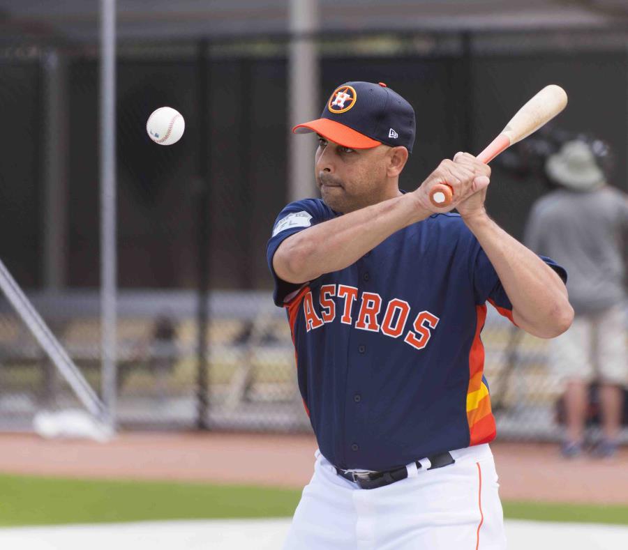 Álex Cora dice que nada de lo que se diga a su favor como candidato de fuerza para dirigir algún equipo en 2018 lo hará desenfocarse de su principal objetivo ahora, que es su trabajo como coach del banco con Houston. (semisquare-x3)