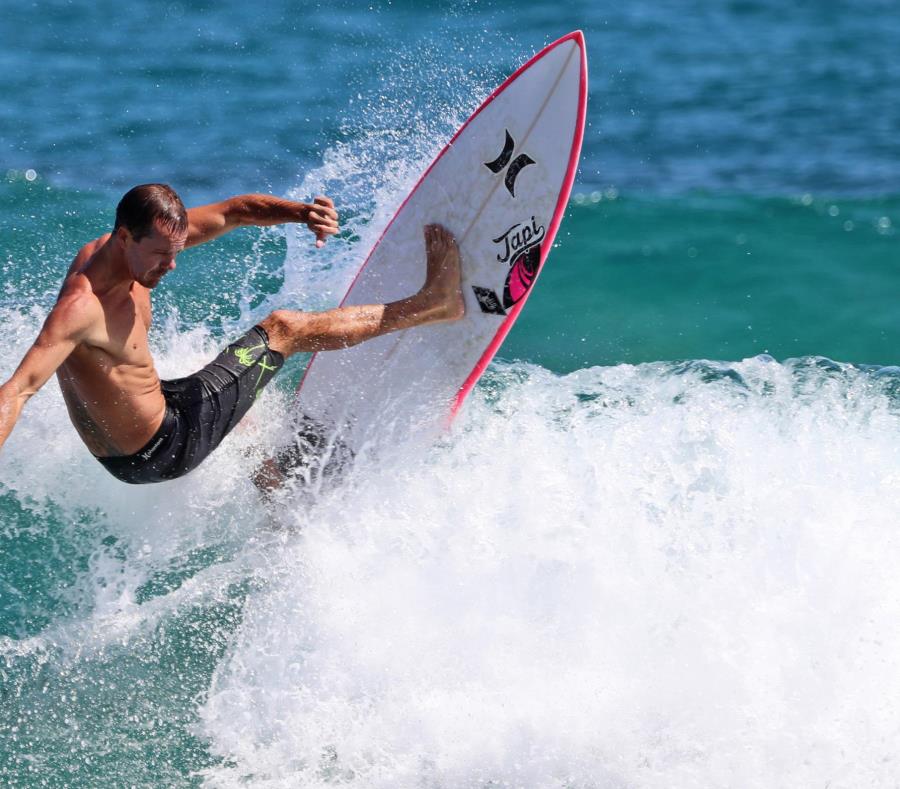 Brian Toth logró convertirse en surfer profesional, viviendo de las competencias y auspicios de marca. Este fin de semana volverá a las olas de la playa Middles, la que describe como su “cancha local”. (semisquare-x3)