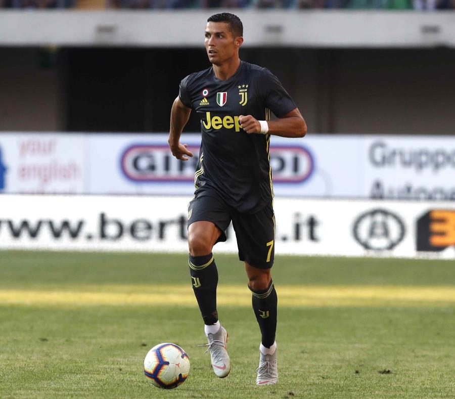 El portugués Cristiano Ronaldo, de la Juventus, controla el balón durante un duelo de la Serie A ante el Chievo Verona en el Estadio Bentegodi, de Verona, Italia, realizado el pasado sábado. (AP) (semisquare-x3)