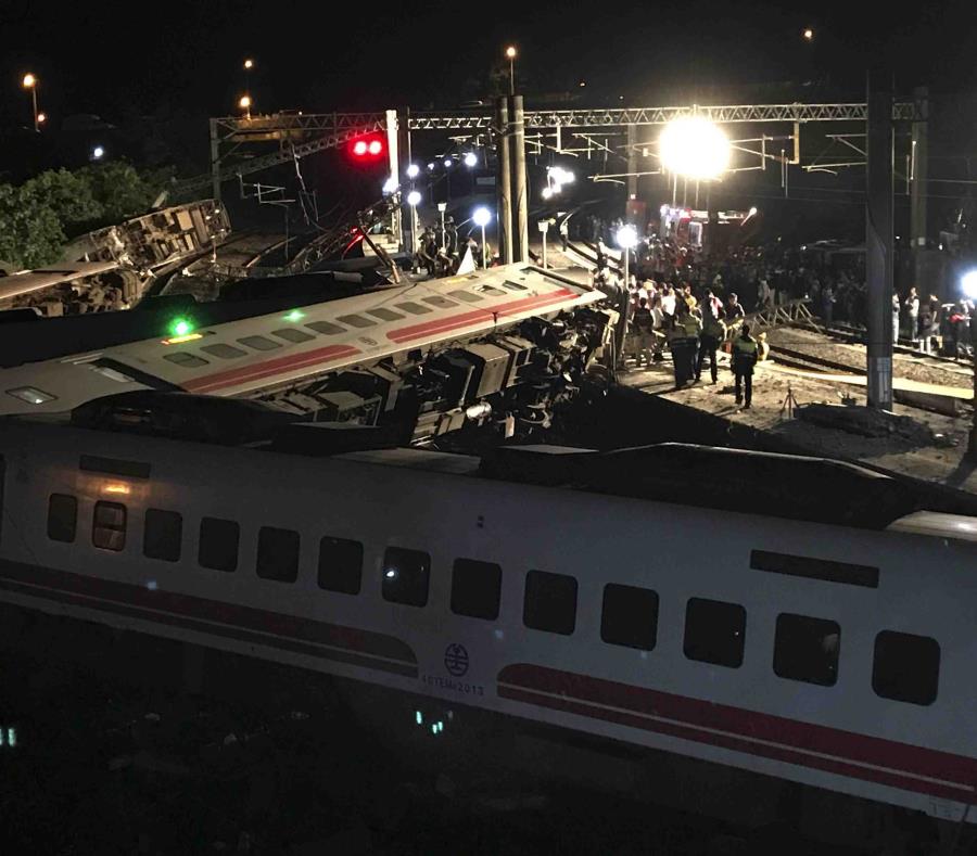 Unos 18 pasajeros fallecieron en el accidente y 200 resultaron heridos (semisquare-x3)