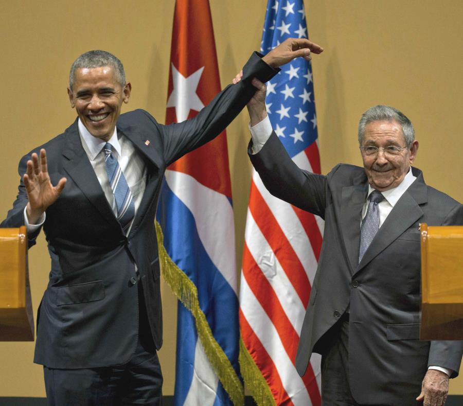 El ahora expresidente estadounidense Barack Obama (izq.) visitó Cuba en el 2016 y fue recibido por su contraparte, el también expresidente Raúl Castro Ruz. (AP / Ramón Espinosa) (semisquare-x3)