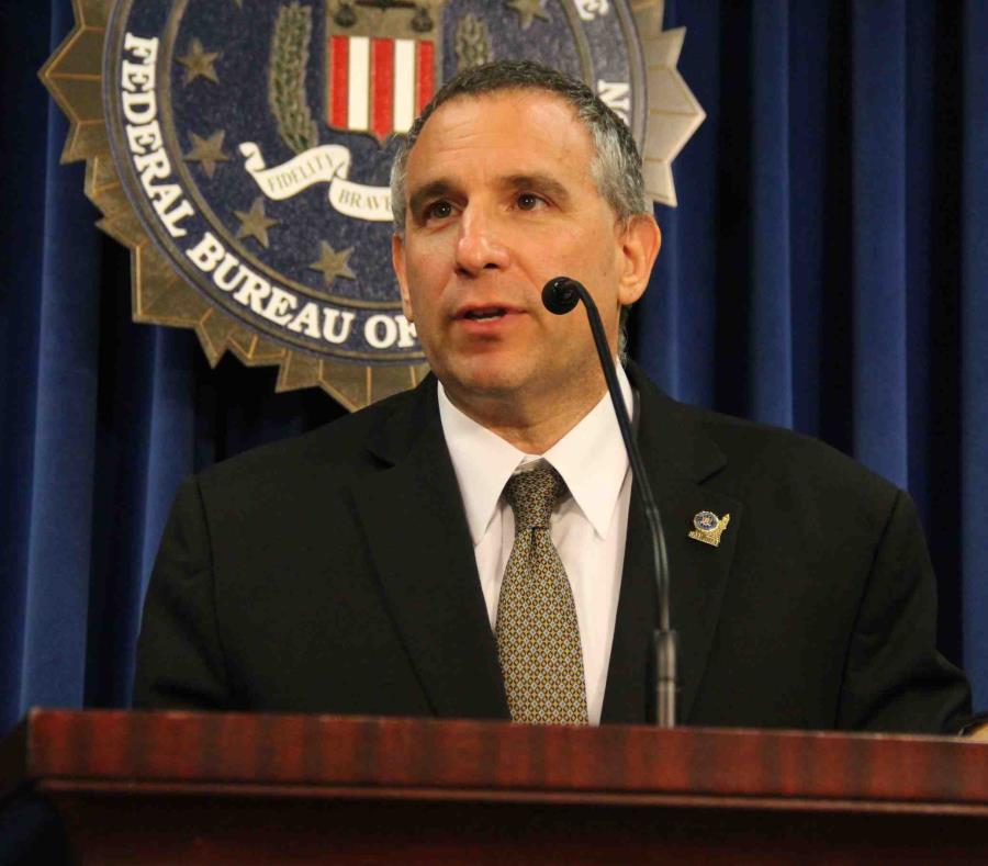 El director del FBI, Douglas Leff (semisquare-x3)